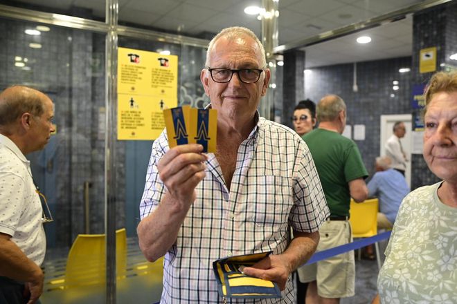 Galería | Madrugones para la renovación presencial del abono del Villarreal