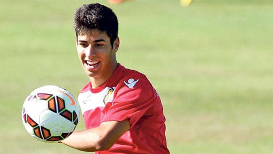 Marco Asensio golpea el balón en el entrenamiento de ayer en Son Bibiloni.