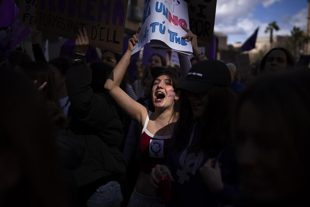 Estudiantes se manifiestan en Barcelona por el 8M