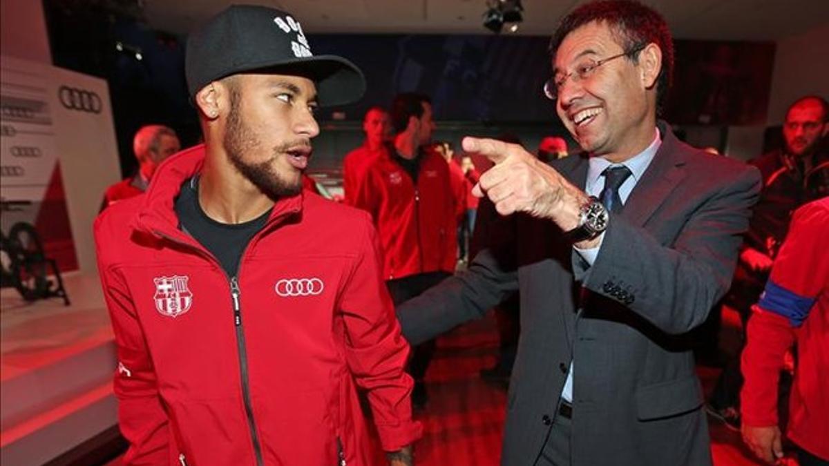 Bartomeu, junto a Neymar en un acto promocional