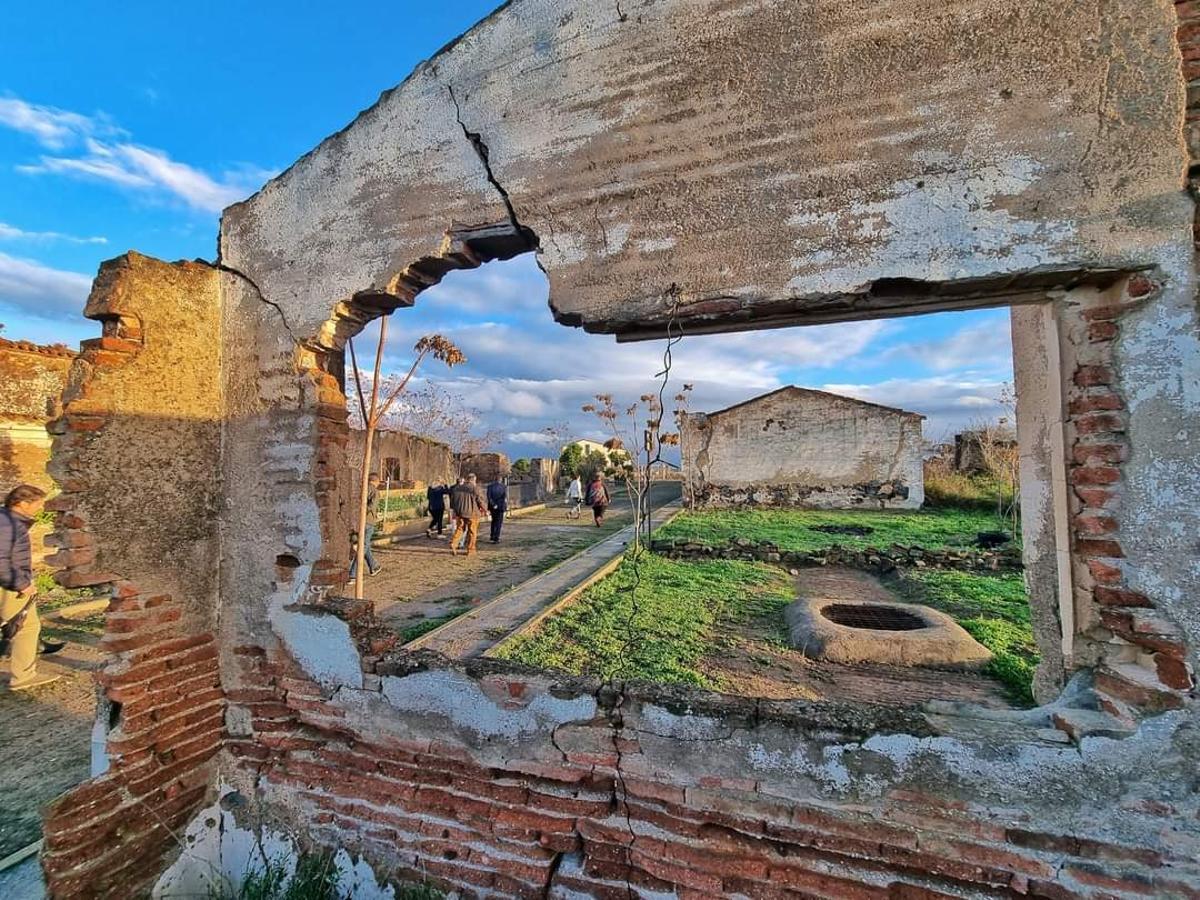 Turistas visitando el poblado minero de Santa Marta