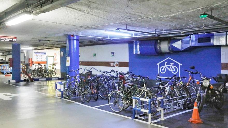 El parking de Santa Pagesa tiene plazas para bicis.