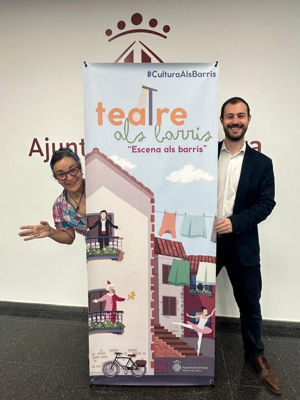 Rosana Mira i el regidor de Cultura, Israel Pérez, anuncien la campanya "Teatre als barris".