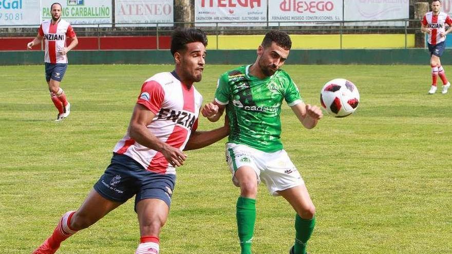 Ronald, del Alondras, disputa un balón el domingo en el campo del Arenteiro ante Sanmartín. // Iñaki Osorio