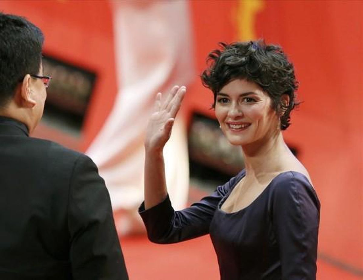 La jurat i actriu Audrey {Tautou} saluda a Berlín.