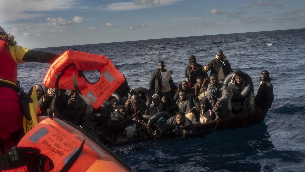 Migrants en una embarcació