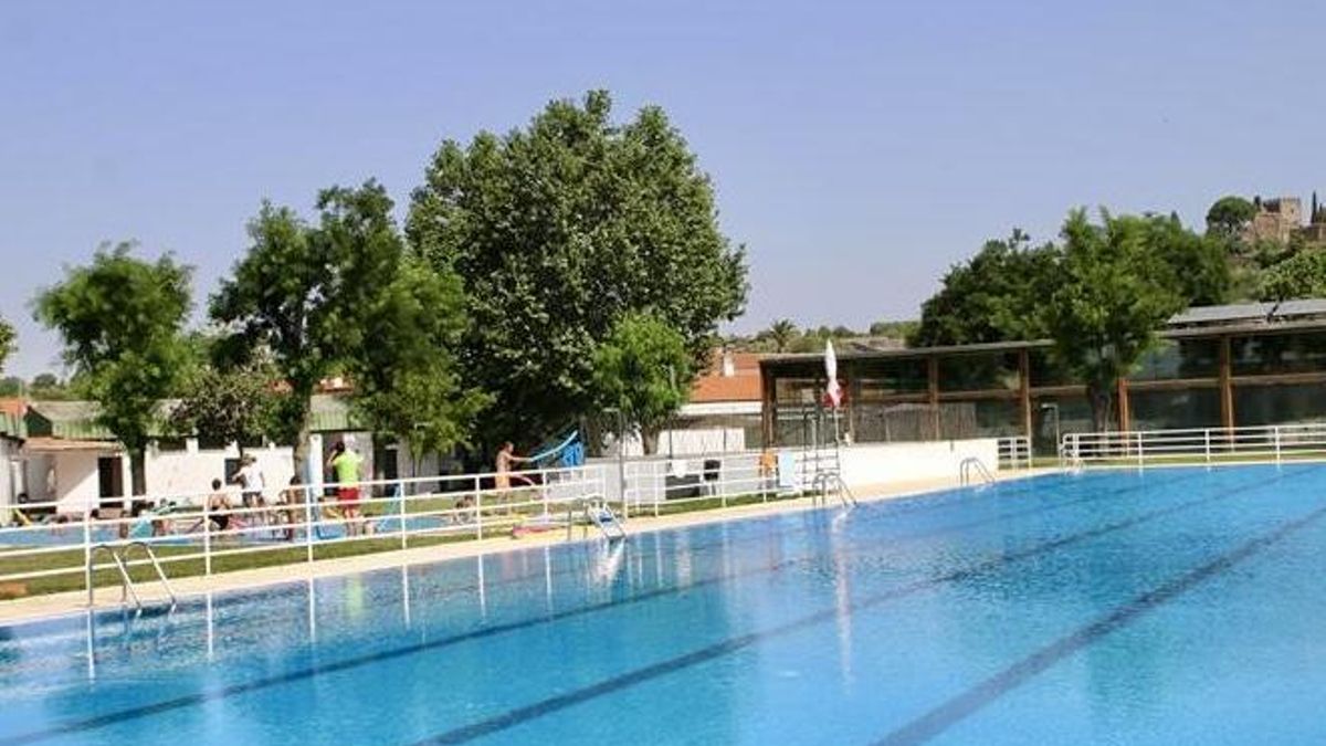 Instalaciones de la piscina municipal de Trujillo.