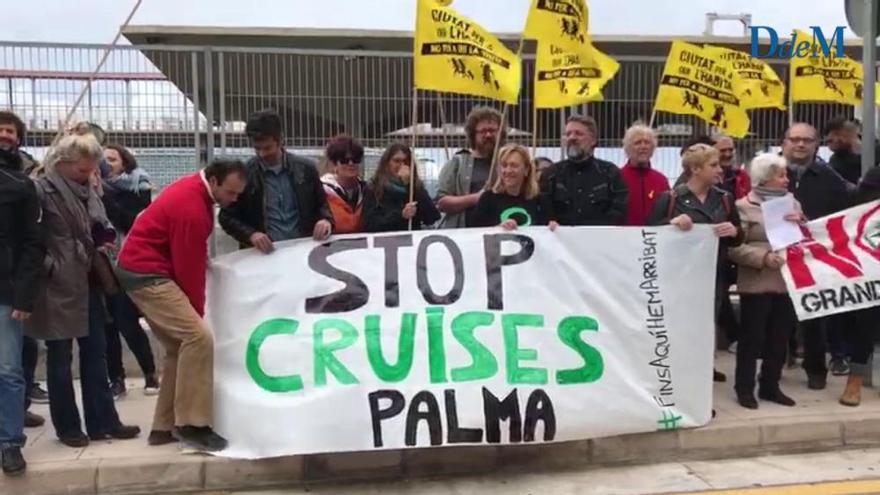 Más de cien personas protestan ante el crucero más grande del mundo