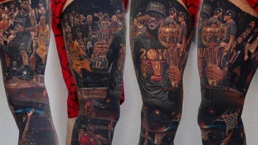 Un fan se tatúa la historia de Lebron James en las piernas