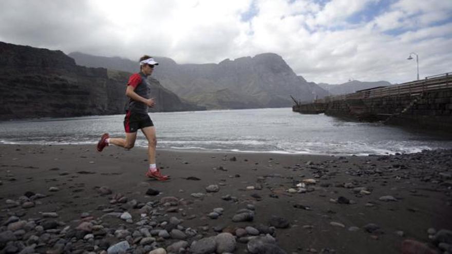 Ryan Sandes se entrenó ayer en el Puerto de las Nieves. | carlos díaz-recio