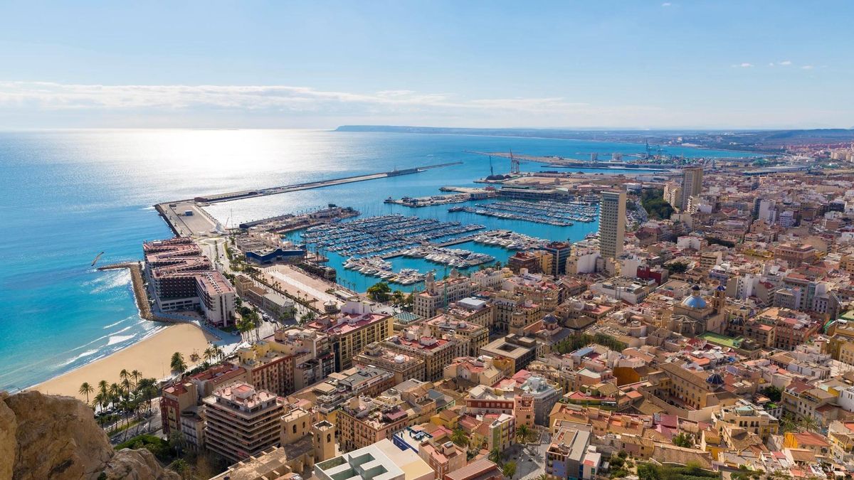 Descubre Alicante en un paseo: ruta con playa, castillo y museos