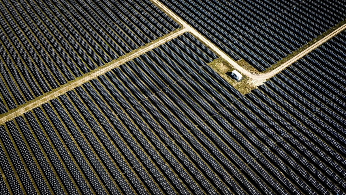 Imagen de archivo de un parque solar con baterías de almacenamiento.