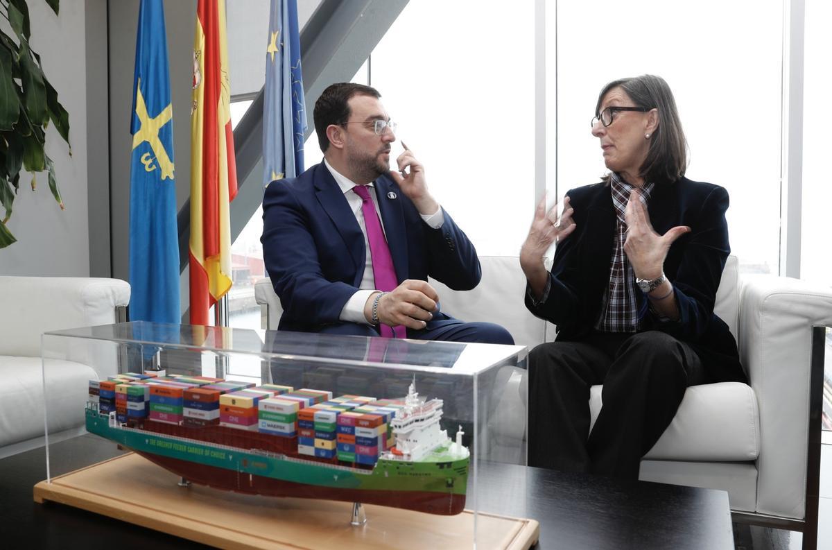 Adrián Barbón y Nieves Roqueñi, ante la maqueta de un barco portacontenedores, en la sede de la Autoridad Portuaria en El Musel.