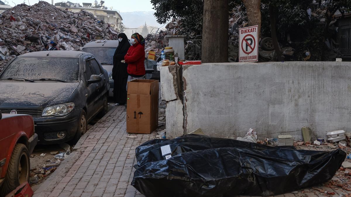 Dos cadáveres en una calle de Siria.