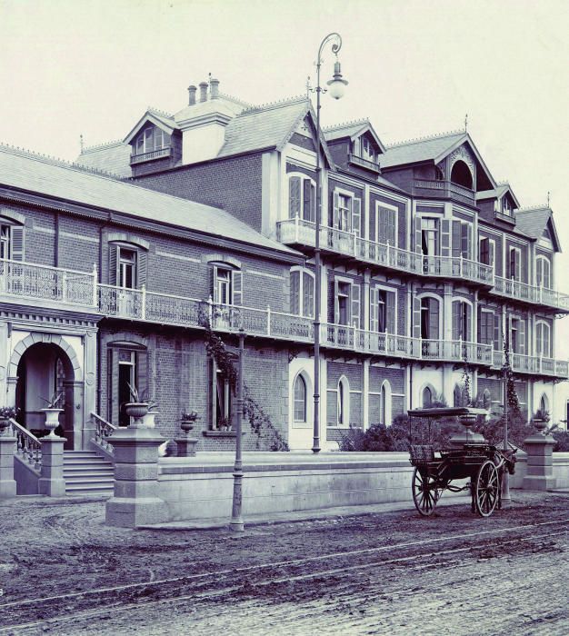 Hotel Metropole - Elder Dempster y Cía fue la promotora de la construcción del Hotel Metropole en el barrio de Arenales en 1908. Fue sustituido en 1959 por el proyecto de Miguel Martín- Fernández de la Torre de las Oficinas Municipales.