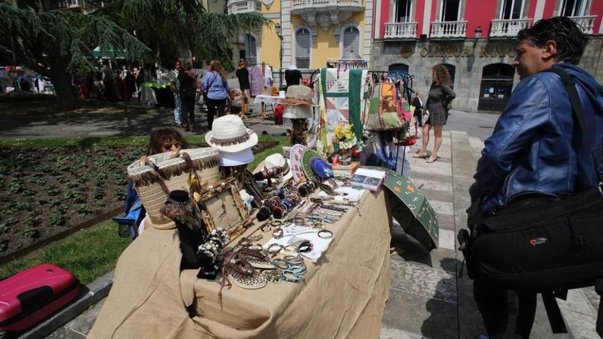 Mercadillo solidario de la asociación &quot;Pedro Menéndez&quot;