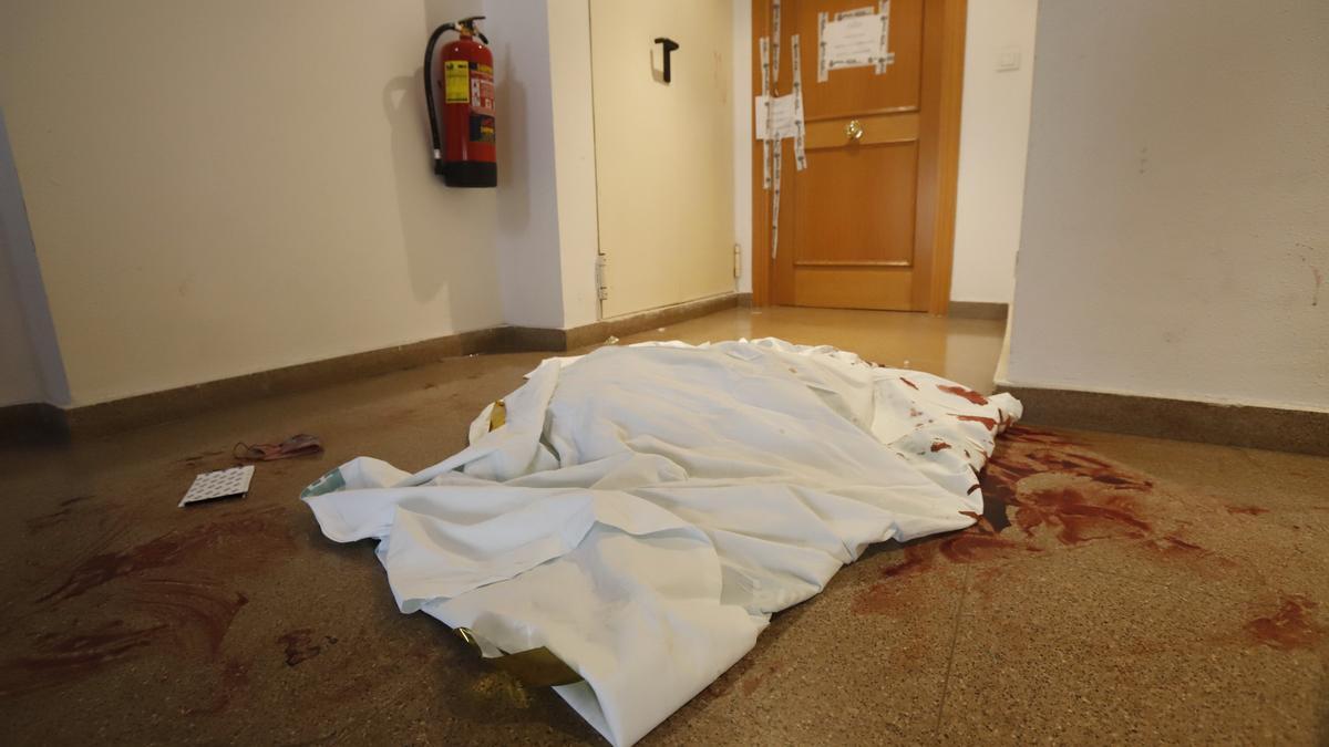 Restos de sábanas tras el levantamiento del cadáver de la mujer asesinada