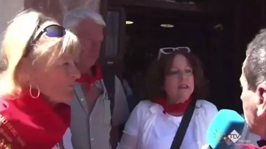 La surrealista traducción de una caravaqueña a unos turistas durante los Caballos del Vino