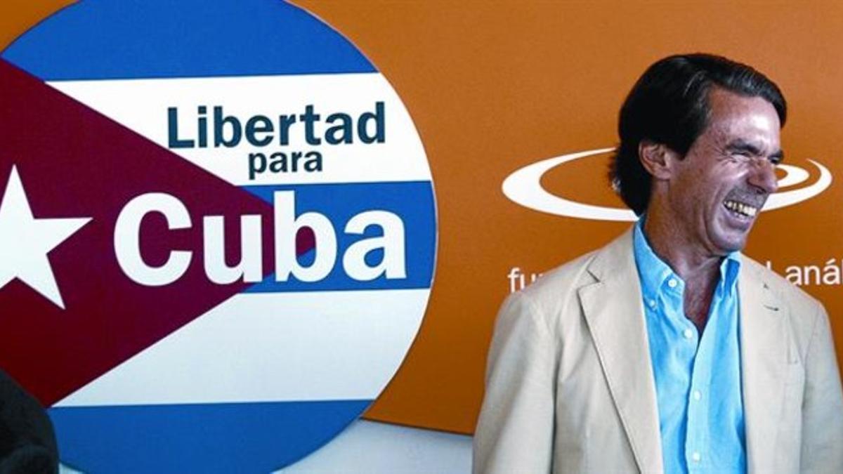 El expresidente José María Aznar, durante la reunión con los presos cubanos liberados, ayer, en Madrid.