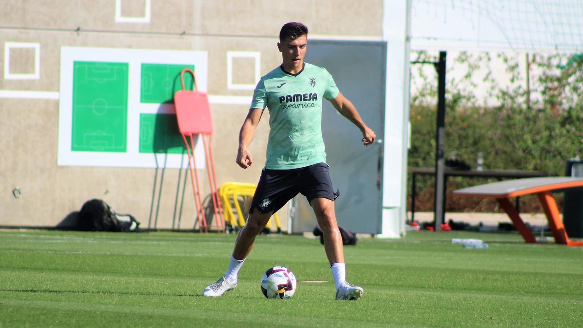 Alberto del Moral durante una sesión de entrenamiento en el campo 9 de la Ciudad Deportiva.