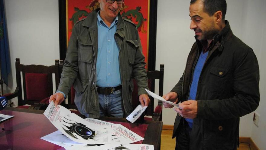 Fernando Robles y Ángel García, ayer, con los carteles del concurso.