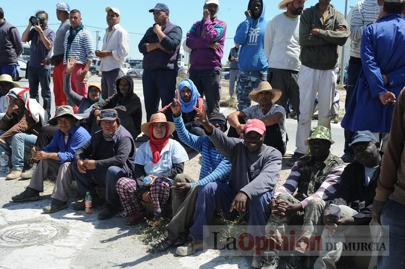 Protesta hortofrutícola en una empresa de El Raal