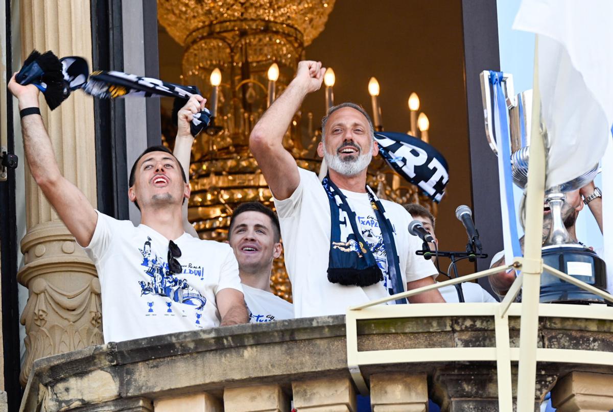 Varios aficionados de la Real Sociedad durante la celebración del equipo por la victoria en la Copa del Rey Varios aficionados de la Real Sociedad durante la celebración del equipo por la victoria en la Copa del Rey