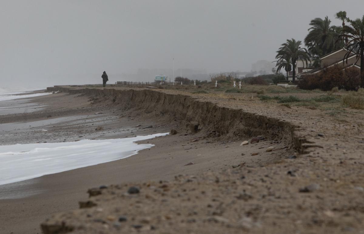 El Temporal estalla contra Cases de Queralt se lleva arena de Malvasur e inunda calles en Almardà El Temporal estalla contra Cases de Queralt se lleva arena de Malvasur e inunda calles en Almardà
