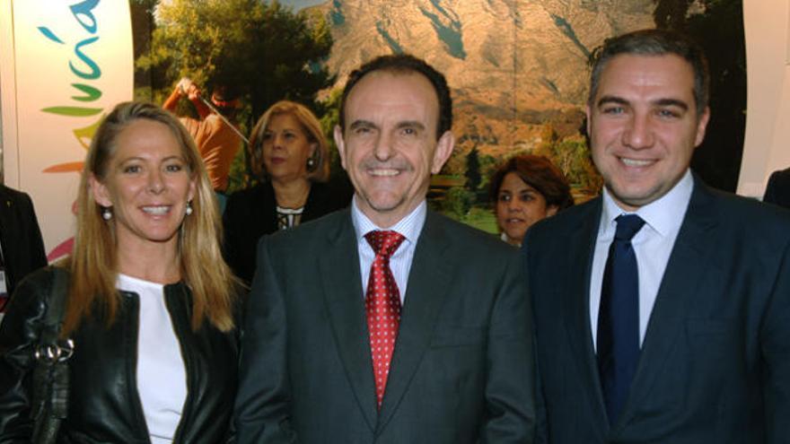 La concejala del área de Turismo del Ayuntamiento de Estepona, Marina Segovia, acompañada por el consejero andaluz de Turismo, Rafael Rodríguez, y Elías Bendodo, presidente de la Diputación de Málaga.