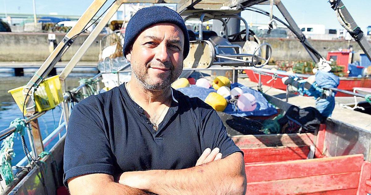 O mariñeiro Xosé Iglesias, a bordo do seu barco ‘Primero Villar’, no porto de Oza.
