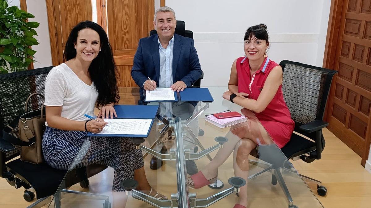Esther Romero (Càritas), el alcalde Virgilio Moreno y la regidora Maria Antònia Pons han firmado el convenio.