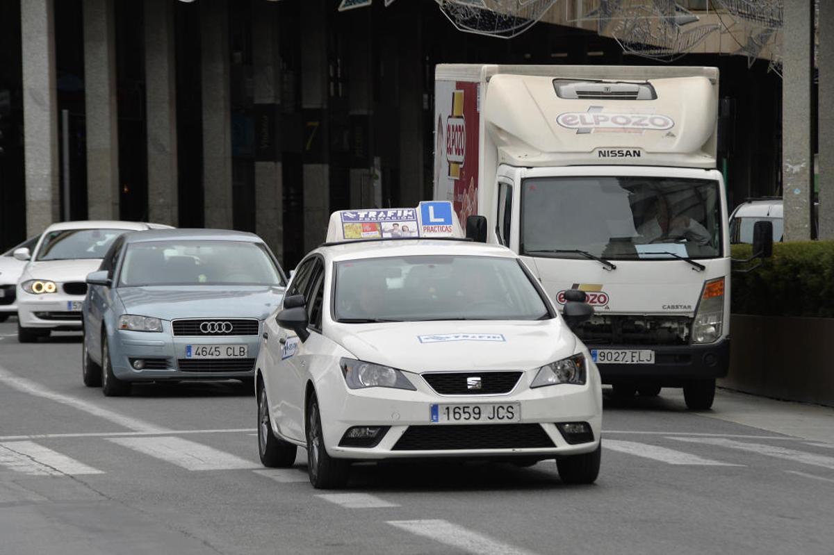 Las autoescuelas de Elche reducen prácticas
