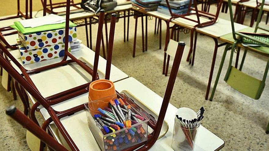 Una aula de primària amb les cadires recollides