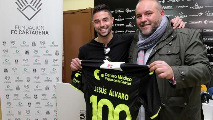 Jesús Álvaro y Breis con la camiseta de los 100 partidos