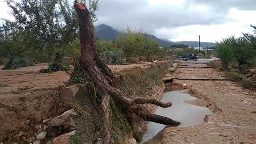 Puente entre Xàtiva y la Granja devorado por el temporal.