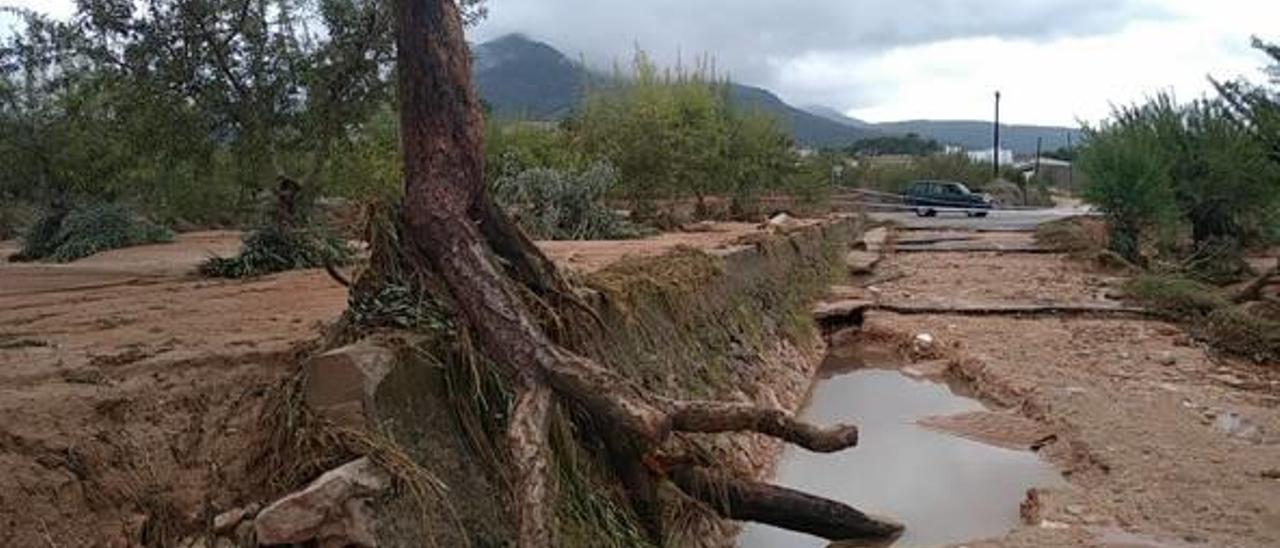 Puente entre Xàtiva y la Granja devorado por el temporal.