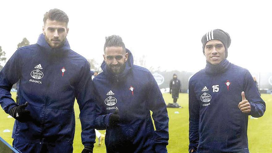 Wesley Hoedt, Ryad Boudebouz y Lucas Olaza, ayer, en A Madroa. // RCCdeV