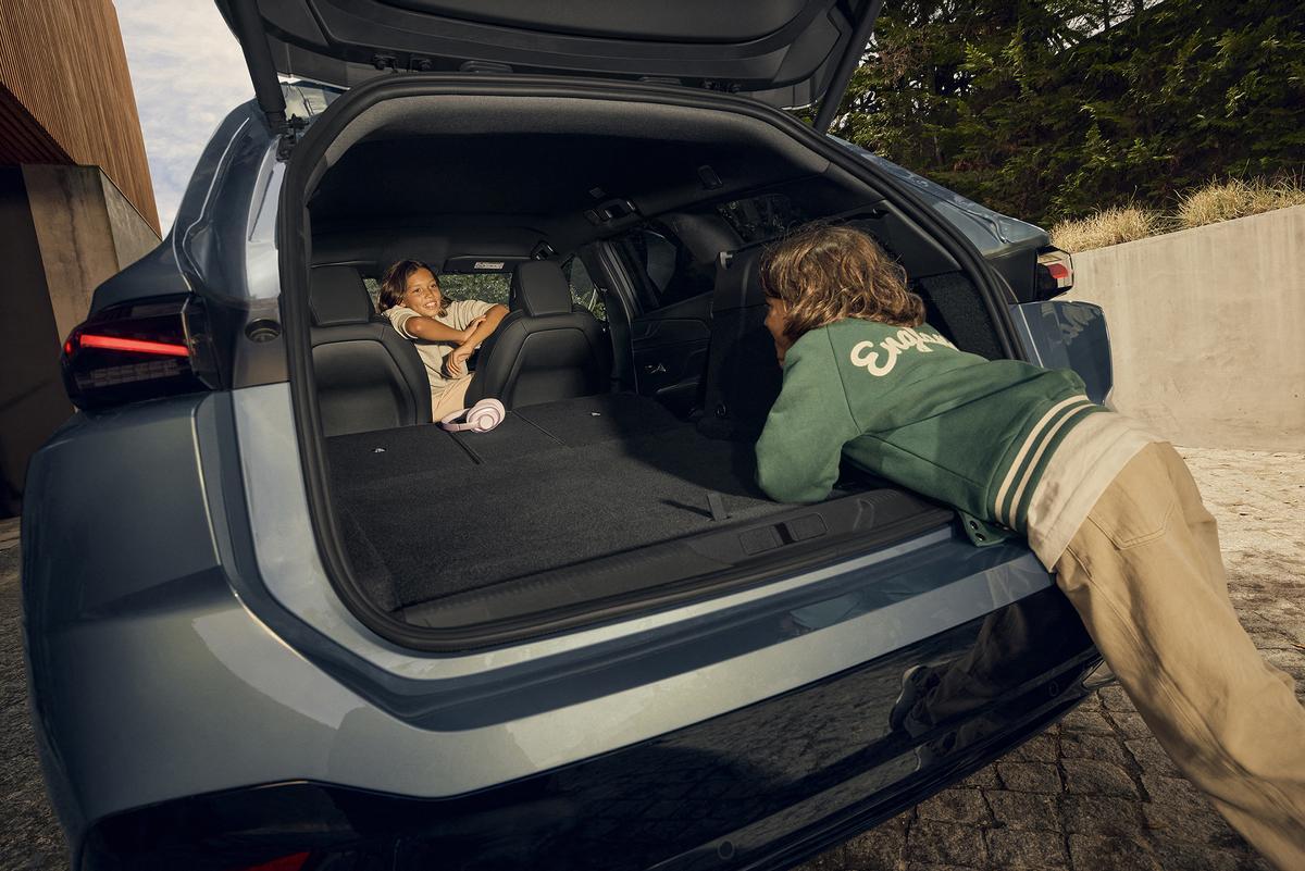 Con una longitud de 4,64 m, anchura de 1,85 m, altura de 1,48 m y una distancia entre ejes de 2,73 m, el espacio interior del Peugeot 308 SW es sobresaliente