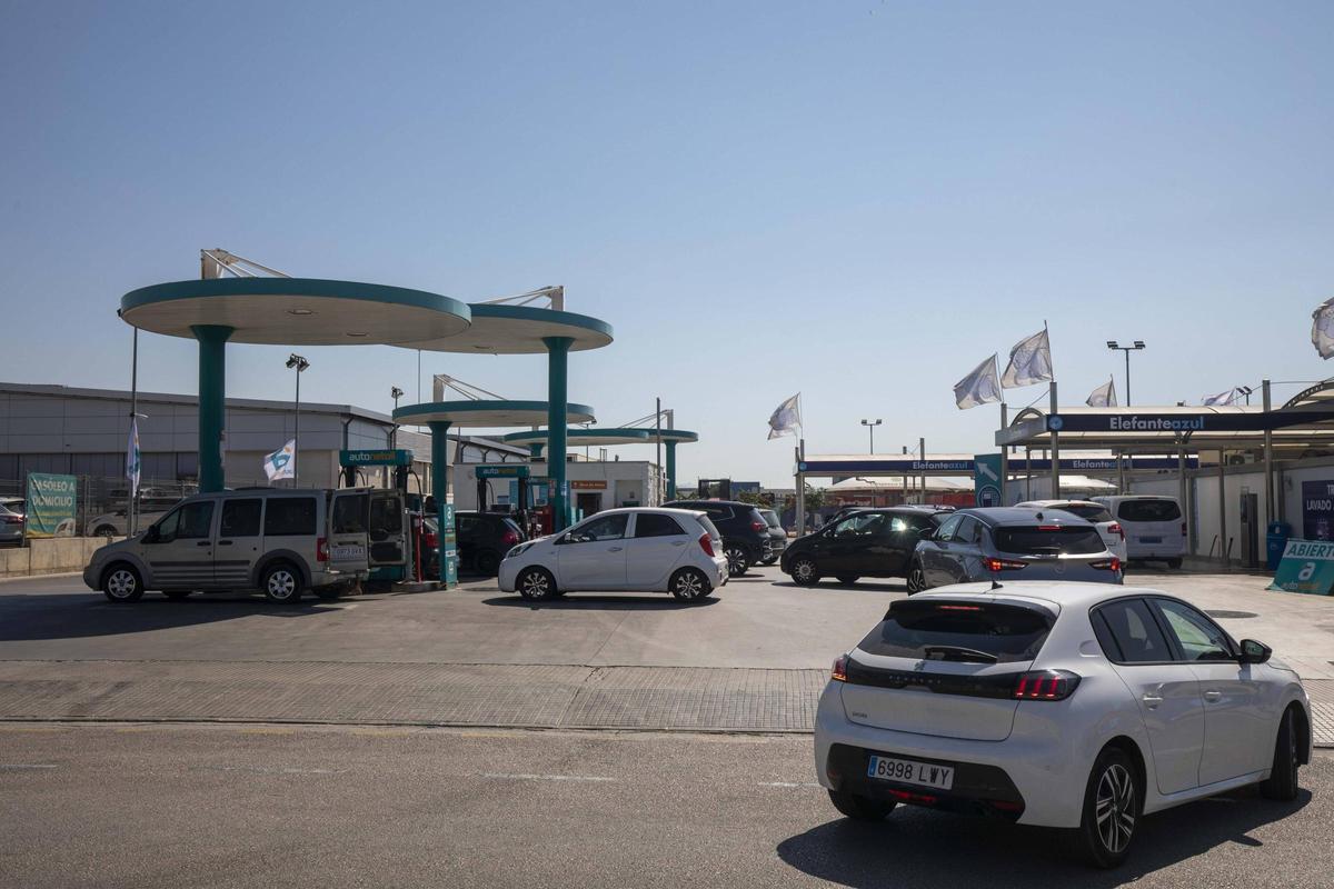 El precio de la gasolina se dispara en Mallorca y vuelven las colas a las estaciones de servicio 'low cost' El precio de la gasolina se dispara en Mallorca y vuelven las colas a las estaciones de servicio 'low cost'