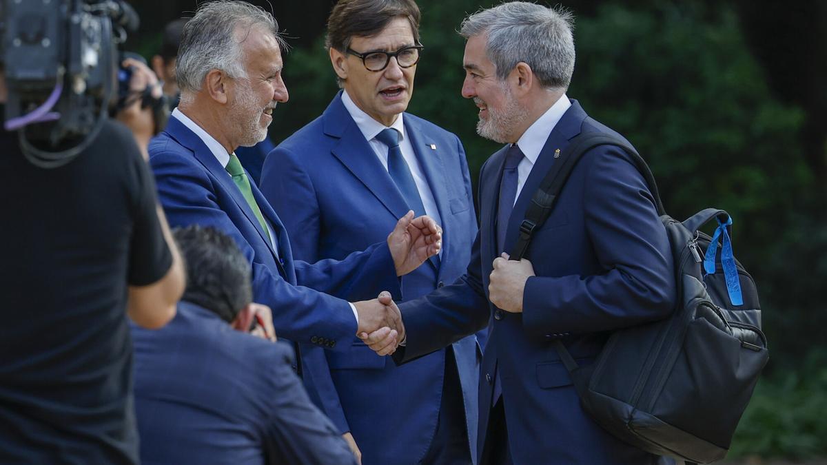 BARCELONA, 06/06/2025.- El presidente de la Generalitat de Catalunya, Salvador Illa (c) y el ministro de Política Territorial, Ángel Víctor Torres (i) saludan al presidente de Aragón, Jorge Azcón (d) a su llegada a la XXVIII Conferencia de Presidentes que se celebra este viernes en el Palau de Pedralbes en Barcelona. EFE/ Alberto Estevez