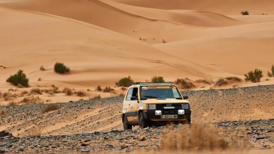 Dos pilots manresans tasten la immensitat del desert del Sàhara  amb un Fiat Panda