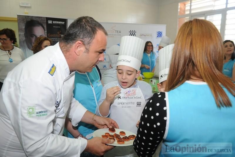 El chef Ángel León imparte en Murcia un taller de cocina para niños con autismo