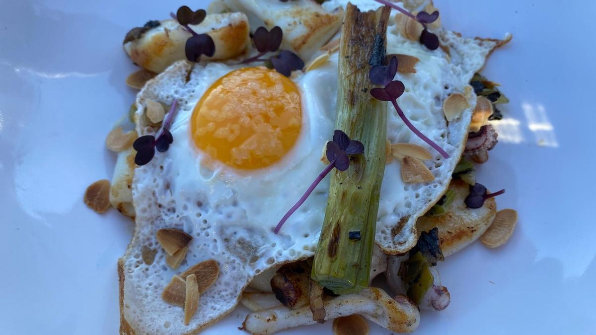 Calamares con 'calçots' de Platja Ca la Nuri.