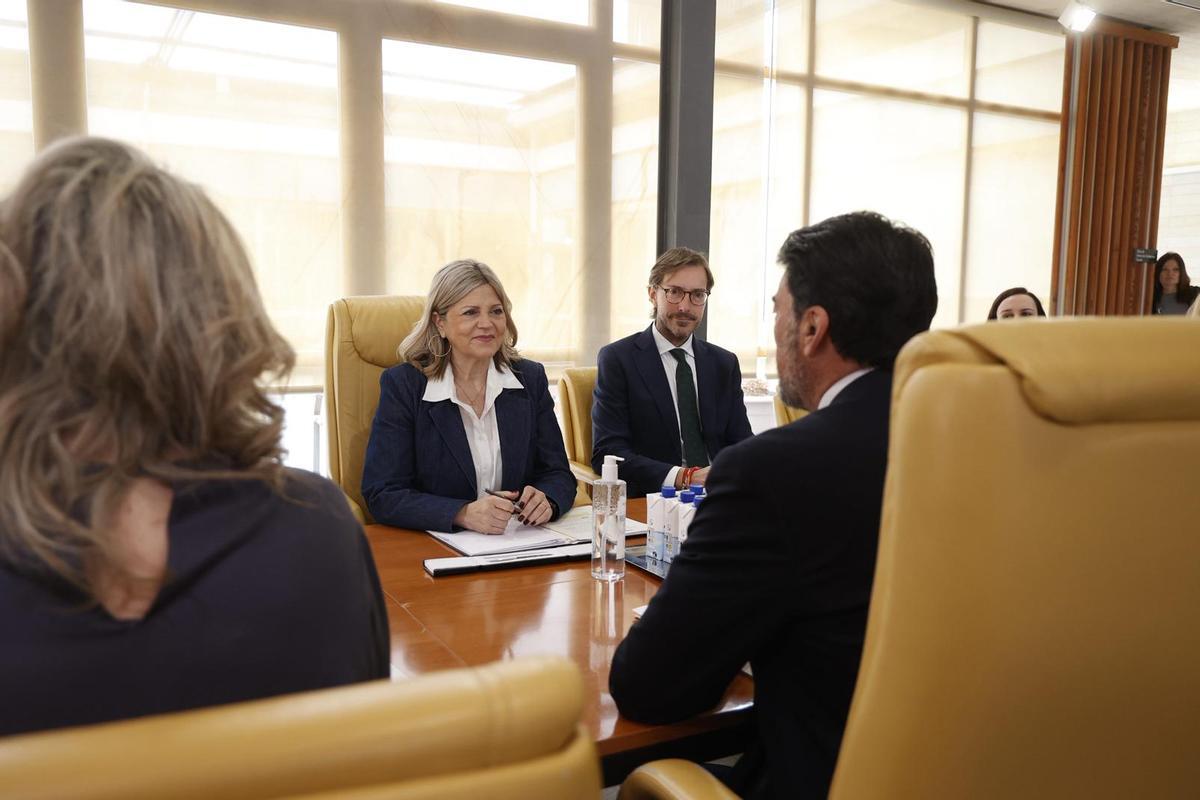 La reunión de trabajo de la consellera de Cultura, Carmen Ortí, con el alcalde de Alicante, Luis Barcala.