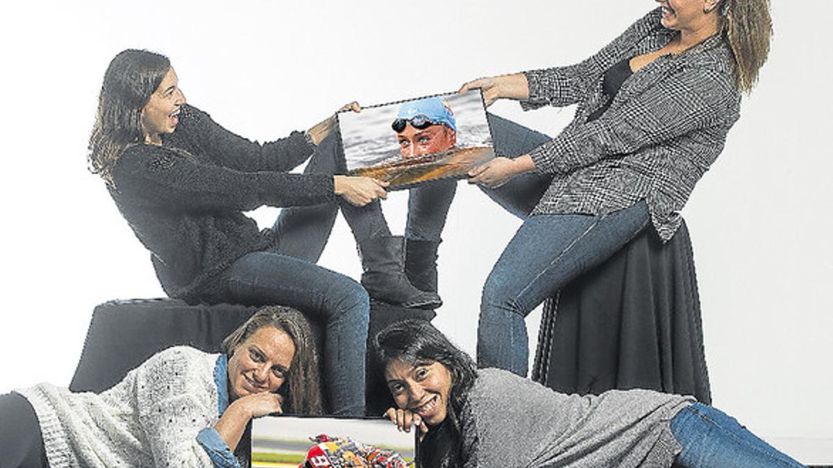 Laura Ester y Maica García sostienen la foto de Mireia Belmonte y Jennifer Pareja y Mati Ortiz posan junto a la de Marc Márquez