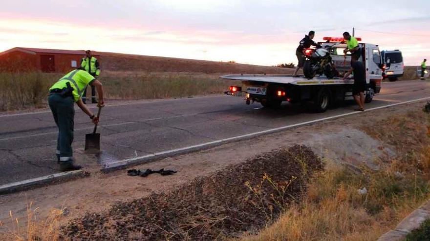 Lugar del accidente; la Guardia Civil despeja la carretera y recoge pruebas del suceso.