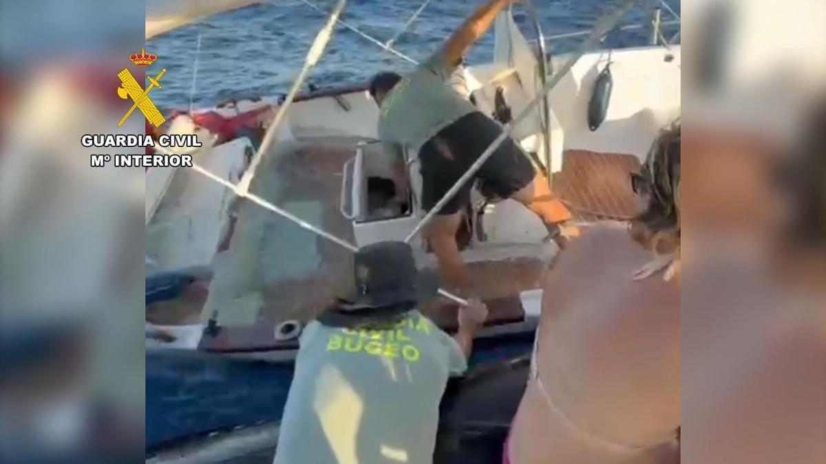 La Guardia Civil rescata en Mallorca a nueve tripulantes de dos embarcaciones a punto de hundirse el día del eclipse