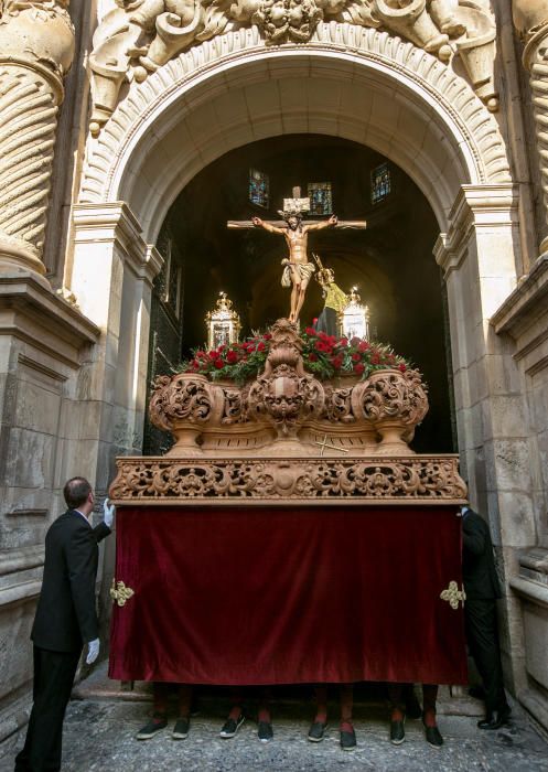 Miles de personas salen a la calle para ver procesionar a seis cofradías