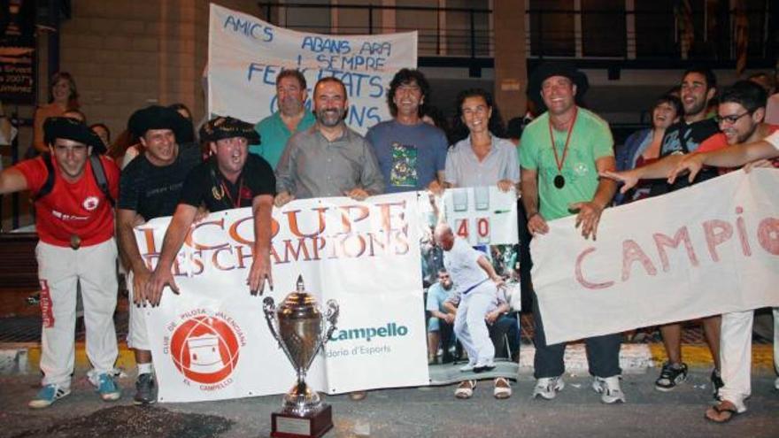 Los campeones posan con el trofeo nada más llegar a El Campello.