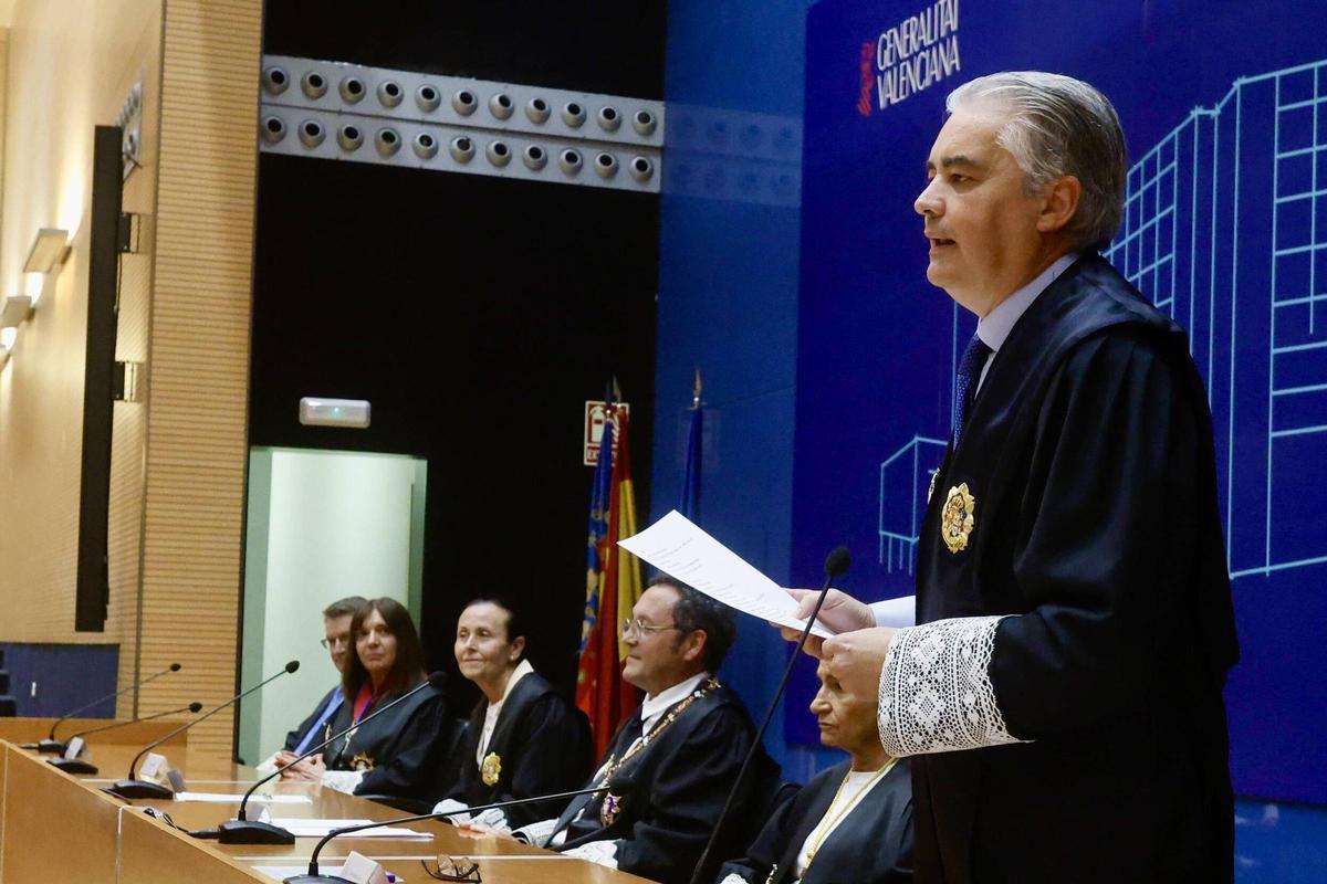 El nuevo Fiscal Superior de la Comunitat Valenciana José Francisco Ortiz Navarro pronuncia su discurso.